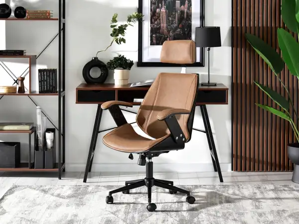 Luksusowy fotel biurowy z czarnym drewnem giętym i elegancką brązową ekoskórą